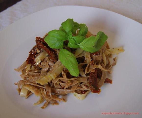 Makaron z suszonymi pomidorami, tuńczykiem i pistacjowym pesto