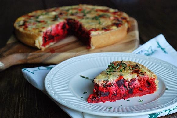 Tarta z botwinką i kozim serem
