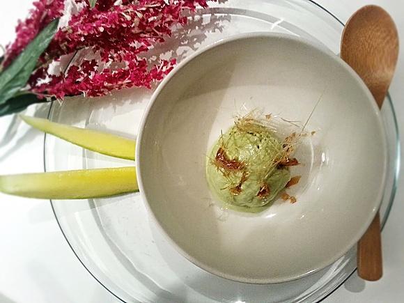 Lody z herbaty matcha i mango
