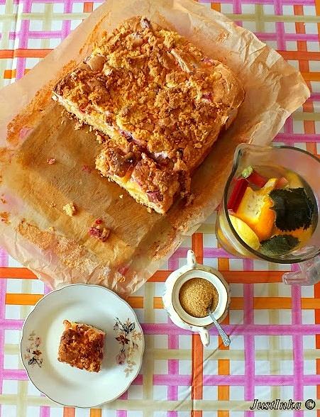 Drożdżowe ciasto z bezą, budyniem i rabarbarem