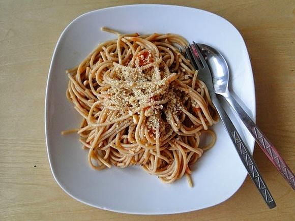 Spaghetti z wegańską parmezanową posypką