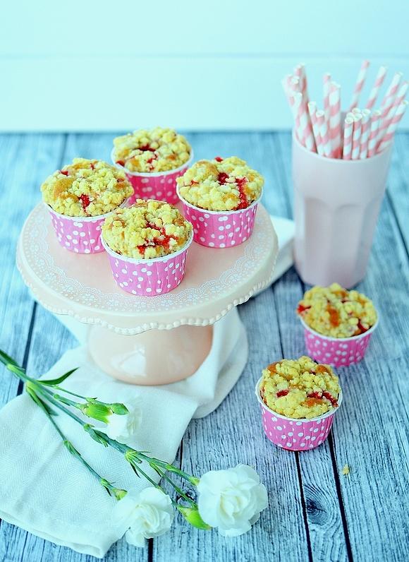 Owsiane muffinki z truskawkami i kruszonką