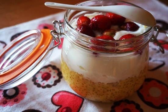 Tapioka z mango i jogurtem kokosowym z truskawkami
