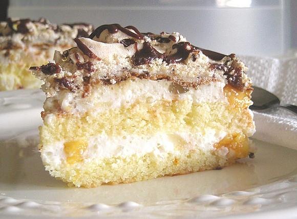 Tort z owocami i bezą