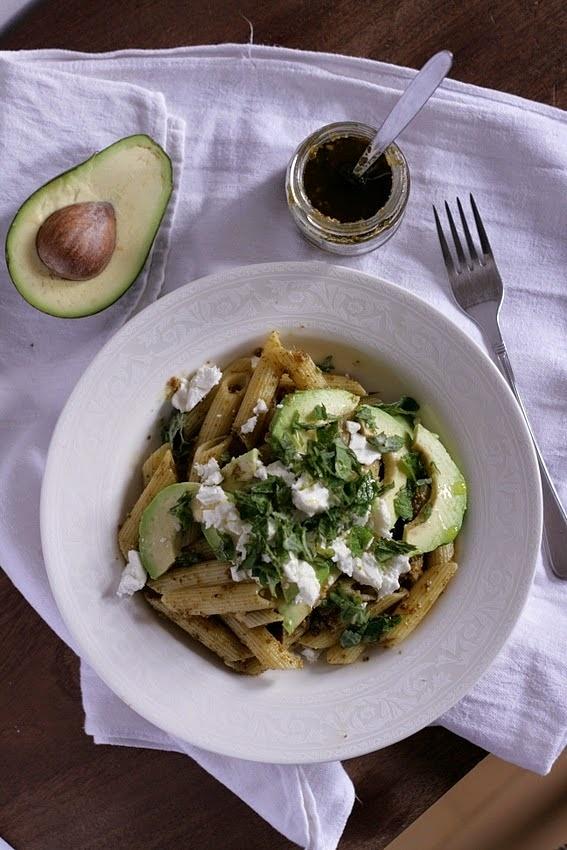 Penne z pesto, awokado, fetą i miętą
