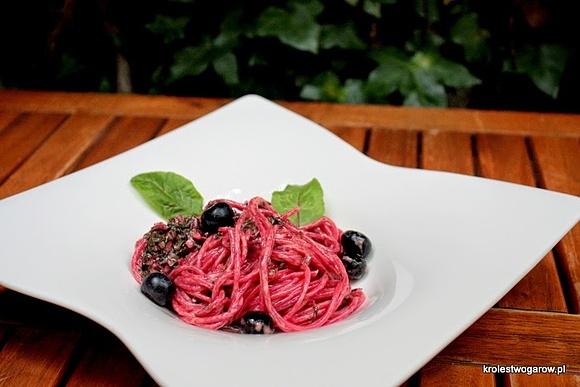 Spaghetti ze świeżą botwinką w sosie z bryndzy i borówek