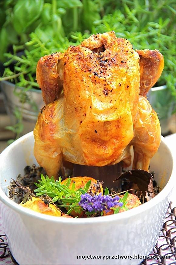 Kukurydziany kurczak pieczony na butelce w różanych aromatach