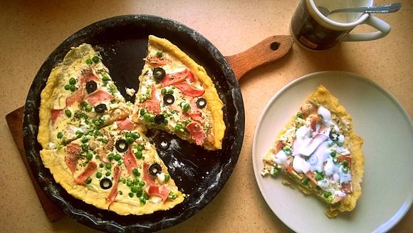 Quiche z szynką, groszkiem i czarnymi oliwkami