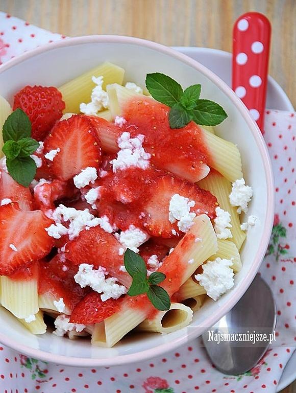 Makaron z truskawkami i twarożkiem