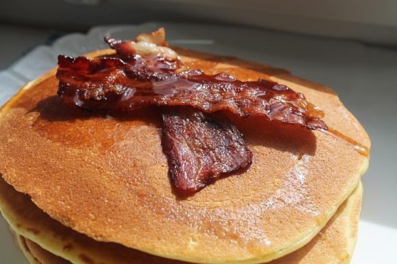 Pancakes z boczkiem i syropem klonowym
