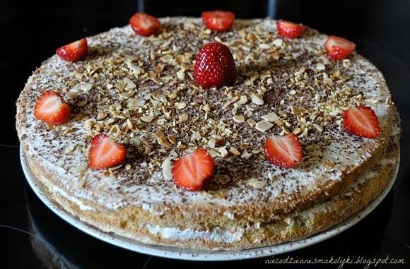 Tort kawowo-truskawkowy z prażonymi migdałami