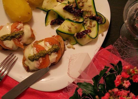 Pierś z kurczaka z mozzarellą i bazyliowym pesto z sałatką ze świeżej cukinii