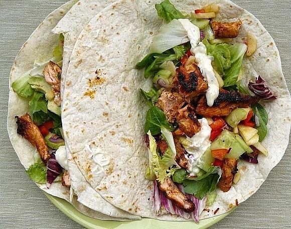 Tortille z grillowanym łososiem, cytrynowym majonezem i salsą