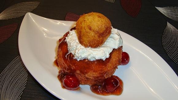 Węgierskie pączki papanasi z bitą śmietaną i dżemem