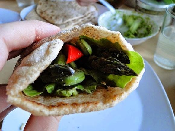 Domowa tortilla orkiszowa z zielonymi warzywami