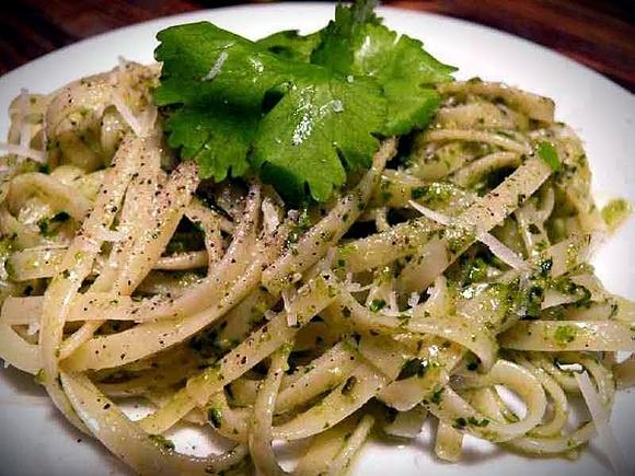 Makaron z zielonym pesto