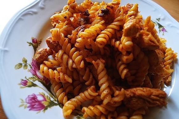 Cavatappi z kurczakiem w sosie pomidorowym