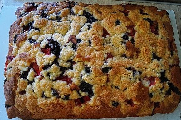 Ciasto ucierane z owocami i kruszonką