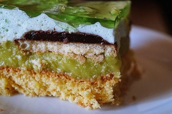 Shrek – lekki zielony placuszek z budyniem, pianką i galaretką