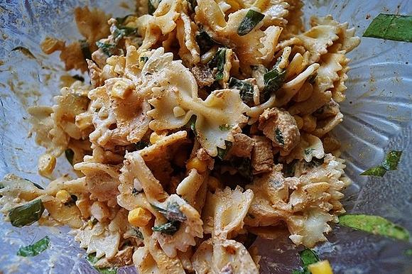 Sałatka z kurczakiem, makaronem i nutką curry