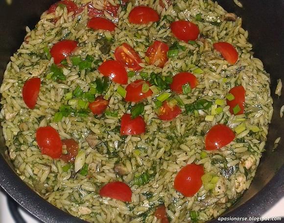 Makaron orzo z indykiem i warzywami