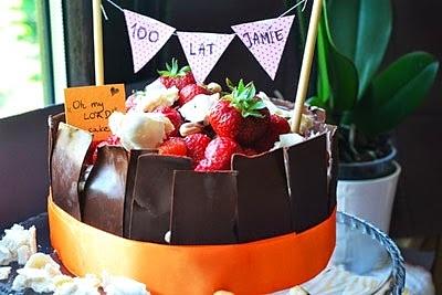 Tort bezowy czekoladowo truskawkowy