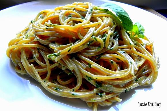Szybkie i lekkie spaghetti ze świeżą bazylią