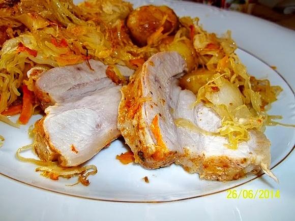Boczek pieczony z ziemniakami i kapustą kiszoną