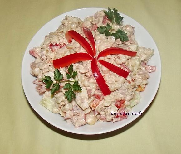 Sałatka z tuńczykiem, pomidorem i makaronem