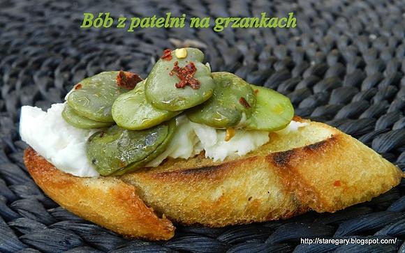 Bób z patelni na grzankach