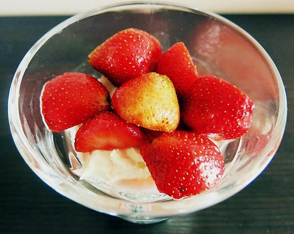 Truskawki w malibu z mascarpone - szybki deser