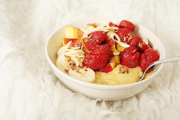 Bananowy krem z kukurydzą i owocami