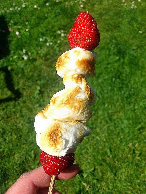 Szaszłyki z pianek marshmallow i truskawek