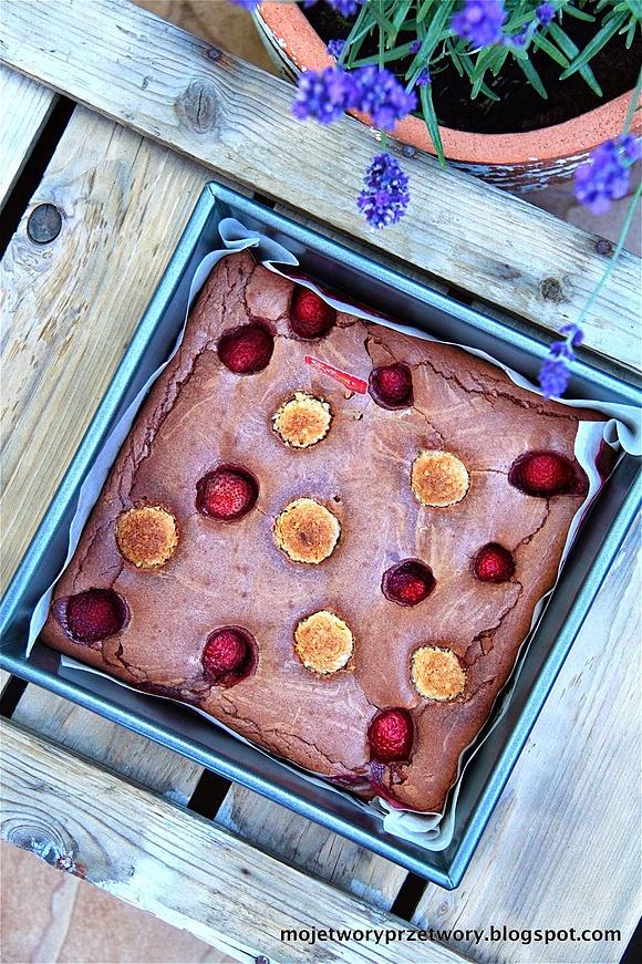 Brownie orzechowe z Raffaello i truskawkami