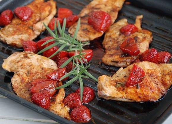 Grillowane filety z kurczaka z truskawkami i rozmarynem