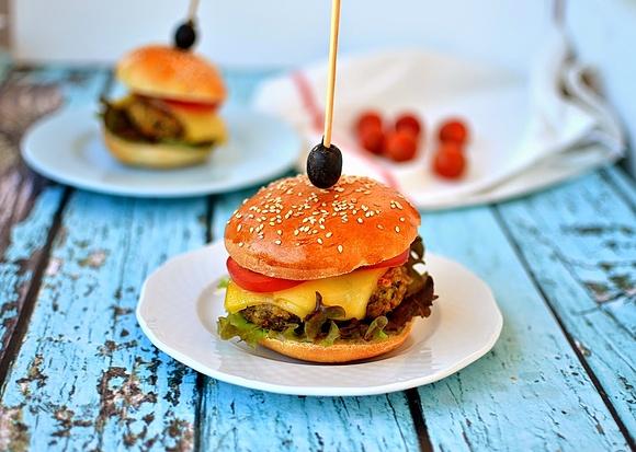 Vegetariański burger z kotletem jajecznym i pieczarkami