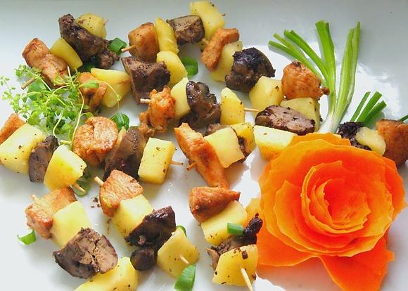 Prawie yakitori z wątróbek, piersi i jabłek