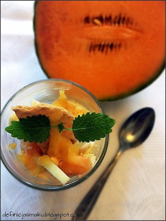 Puszyste lody cytrynowe z owocami, melisą i lemon curd