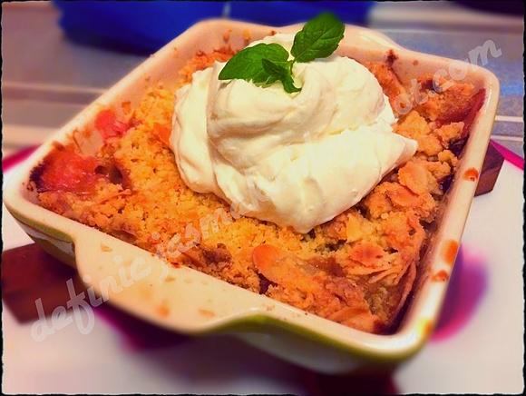 Rabarbarowe crumble z migdałową kruszonką