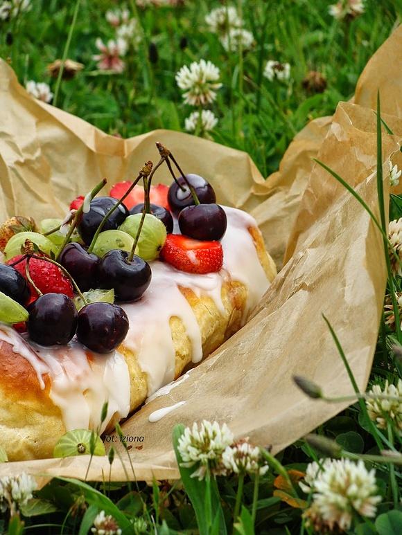 Zwijane ciasto drożdżowe z owocami