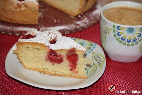 Puszyste ciasto z truskawkami