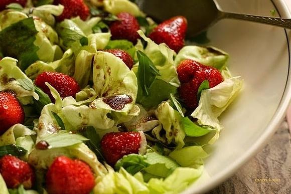 Sałata z ziołami i truskawkami w sosie balsamicznym