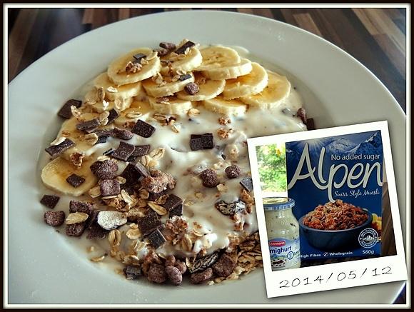 Jogurt straciatella z bananem i musli z rodzynkami