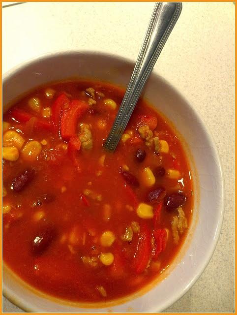 Zupa meksykańska z mięsem, chili i warzywami