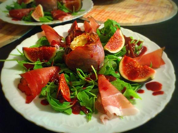 Figi z serem camembert i malinowym winegretem