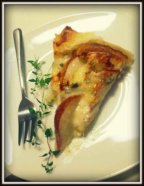Tarta z gruszkami, gorgonzolą i tymiankiem na cieście francuskim