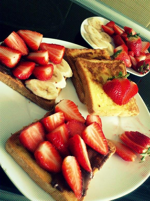Tost francuski z Nutellą, truskawkami i bananami