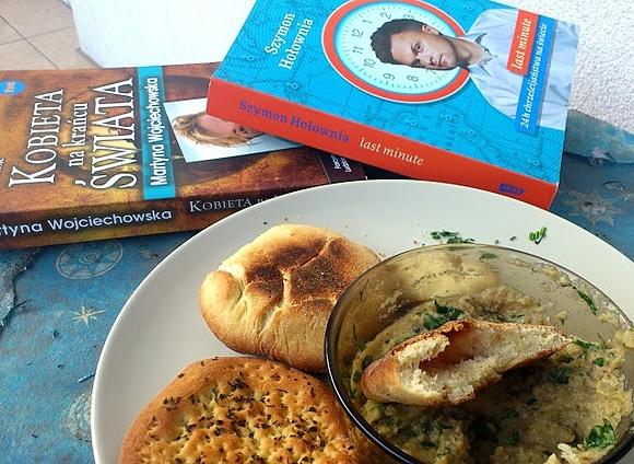 Bakłażany na baba ghanoush na słonecznym balkonie