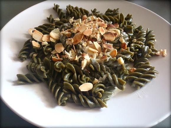 Czarny makaron ze spiruliną