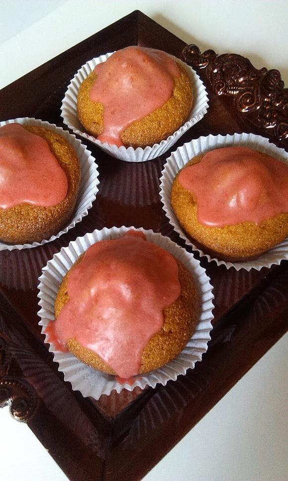 Muffinki z truskawkami i owocowym lukrem